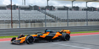 Leonardo Fornaroli sulla McLaren MCL60 nei test di Austin