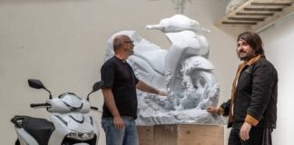 Honda celebra i 25 anni di SH con un concept e una scultura in marmo