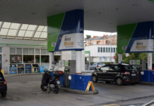 Il governo serbo libera carburanti dalle riserve e riduce le accise del 25%
