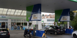 Il governo serbo libera carburanti dalle riserve e riduce le accise del 25%