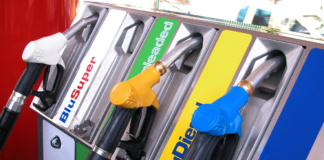 Il prezzo medio della benzina al self a 1,942 euro al litro, gasolio a 1,979