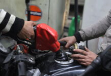 'In India il prezzo della benzina sale di quasi una rupia al litro'