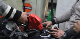 'In India il prezzo della benzina sale di quasi una rupia al litro'