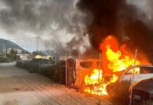 Incendio in un parcheggio dell'aeroporto di Alghero, 80 auto distrutte