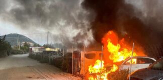 Incendio in un parcheggio dell'aeroporto di Alghero, 80 auto distrutte
