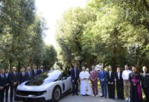 La nuova Ferrari Luce presentata a Papa Leone XIV a Castelgandolfo