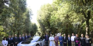 La nuova Ferrari Luce presentata a Papa Leone XIV a Castelgandolfo