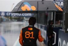 F1 GP Miami 2025: Oscar Piastri (McLaren F1 Team) si ripara dalla pioggia prima della partenza della Sprint Race - Foto: Getty Images