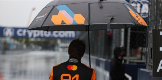 F1 GP Miami 2025: Oscar Piastri (McLaren F1 Team) si ripara dalla pioggia prima della partenza della Sprint Race - Foto: Getty Images