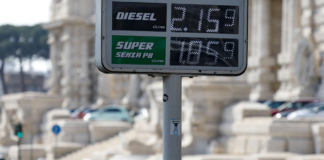 Mimit, sale il prezzo della benzina, stabile il diesel