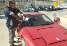 Modifica una Toyota per venderla come Ferrari, distrutti componenti falsi