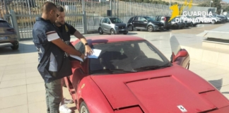 Modifica una Toyota per venderla come Ferrari, distrutti componenti falsi