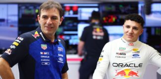 F1 Test Bahrain-1 2026, Sakhir: Pierre Waché (direttore tecnico Red Bull Racing) con Isack Hadjar - Foto: Getty Images