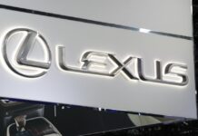 Toyota frena sull'elettrico, cancella la berlina Lexus LF-ZC