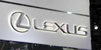 Toyota frena sull'elettrico, cancella la berlina Lexus LF-ZC