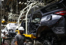 Toyota ridurrà produzione di 83.000 veicoli a causa della guerra in Medio Oriente