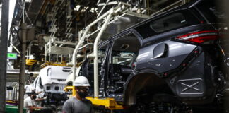 Toyota ridurrà produzione di 83.000 veicoli a causa della guerra in Medio Oriente