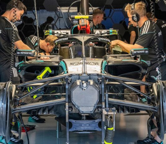 Garajda çalışma gecesi: Mercedes, FIA'nın dayattığı "sokağa çıkma yasağı" rejimini ihlal ediyor
