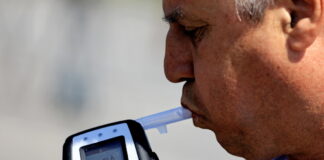 Rifiuti di sottoporsi ad alcoltest, denuncia, ritiro di patente e sequestro auto