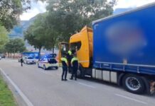 Autista tir non riconosce autorità italiana e blocca una strada