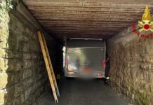 Ingannato dal navigatore, roulotte incastrata in un sottopassaggio a Trieste