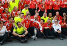 F1 GP Gran Bretagna 2026, Silverstone: Charles Leclerc e Lewis Hamilton (Scuderia Ferrari) durante i festeggiamenti del team per la vittoria - Foto: Getty Images
