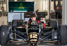 Oliver Bearman sulla Lotus del 1985 di Senna