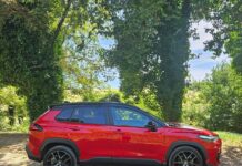 Toyota Corolla Cross GR Sport AWD-i: il SUV ibrido si fa più grintoso e dinamico