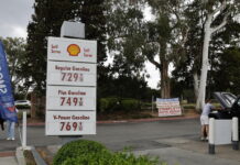 Trump avverte, 'prezzi benzina scendano subito, problemi per chi non li abbassa'