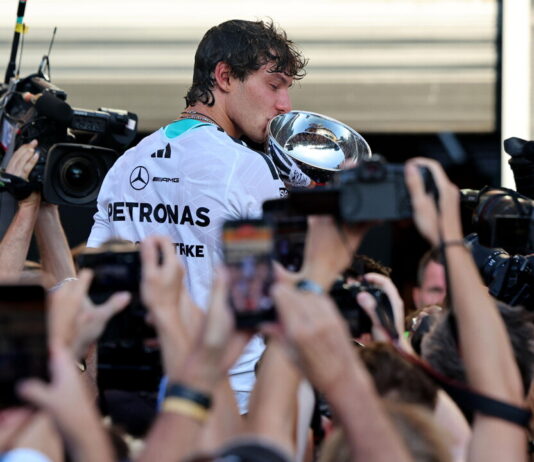 F1 Dünyası Antonelli’yi Konuşuyor: “Monza’da Suların Üzerinde Yürüdü” F1: il mondo celebra Antonelli "a Monza ha camminato sulle acque"